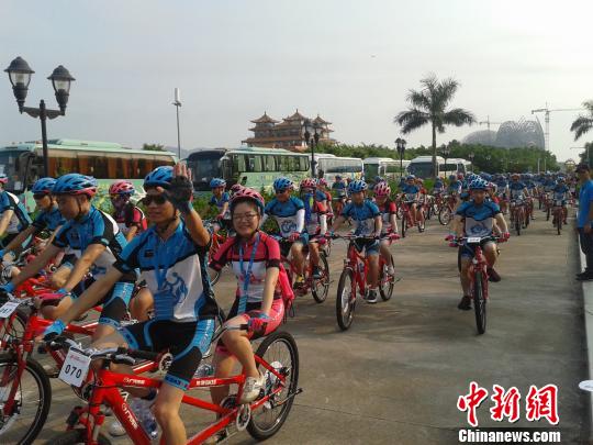 2日是中国传统的七夕节，来自全球24个国家和地区的199对中外情侣齐聚珠海，参加“广汽传祺・珠海国际情侣双人自行车赛”。　陈彦儒　摄