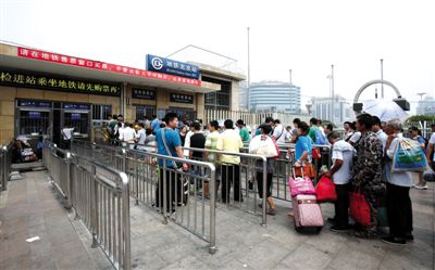 媒体曝北京多个地铁站售票机暂停服务(图)