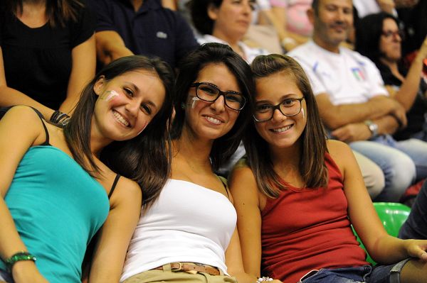 图文：巴西女排3-0意大利 看台上的美女球迷