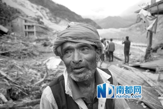 2日，在尼泊尔辛杜帕尔乔克，一名老人在泥石流现场悲痛不已。