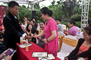 前来参加相亲活动的男嘉宾给心仪的女嘉宾送花 都市时报见习记者 资渔