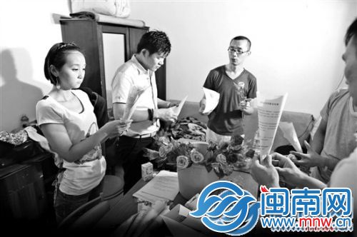 两年前与同性恋丈夫离婚 女子七夕夜披婚纱征婚(组图)