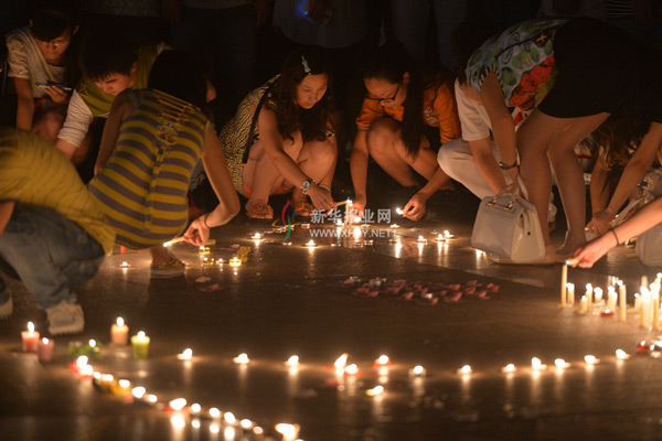 昆山:市民点亮蜡烛为遇难者祈福 愿逝者安息