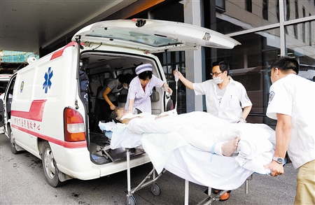 苏昆山爆炸事故伤员抵达无锡市第三人民医院