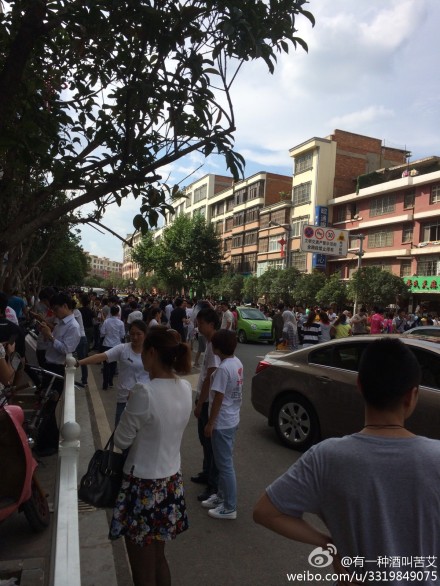 地震发生后，昭通市昭阳区南顺城路上聚集不少人群。云南网官方微博@有一种酒叫苦艾 供图