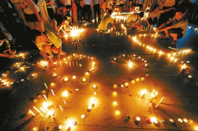 群众自发聚集在昆山市民广场上,点燃蜡烛,逝者,为伤者祈福