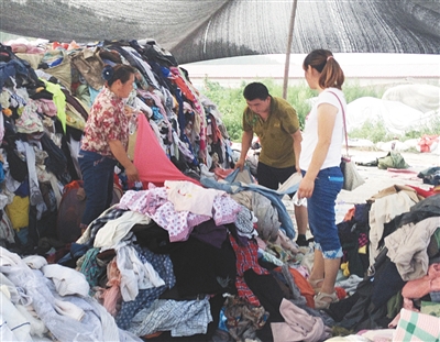 集散地内,不断有“顾客”挑拣衣物,准备购买。