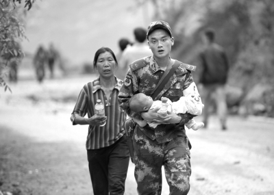 武警官兵抢救受伤的婴儿。A04-A05版图片均据新华社