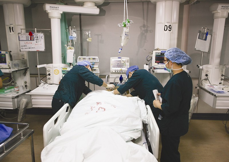 8月2日,一伤者在苏州大学附属第一医院的重症监护病房接受治疗