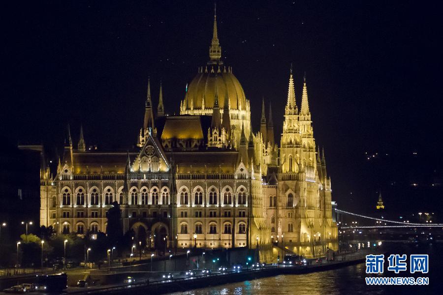 匈牙利国会大厦启用新的景观照明(图)