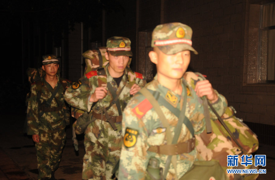 武警8750部队1500名官兵连夜开赴云南鲁甸地震灾区(组图)