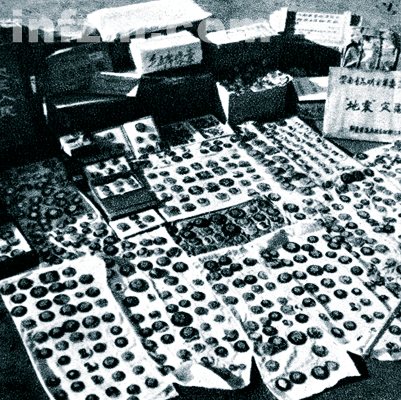 从全国各地寄来了十几万封慰问信,大量的毛泽东选集、 毛主席语录、毛主席诗词和毛主席像章。