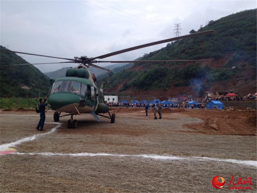 10时20分 直升机抵达震中昭通市鲁甸县龙头山镇.摄影:马骋