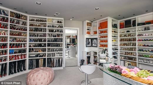 美国白手起家的女企业家特丽萨拥有一个3层的华丽衣柜，该衣柜的华丽程度可与名牌百货商店媲美。