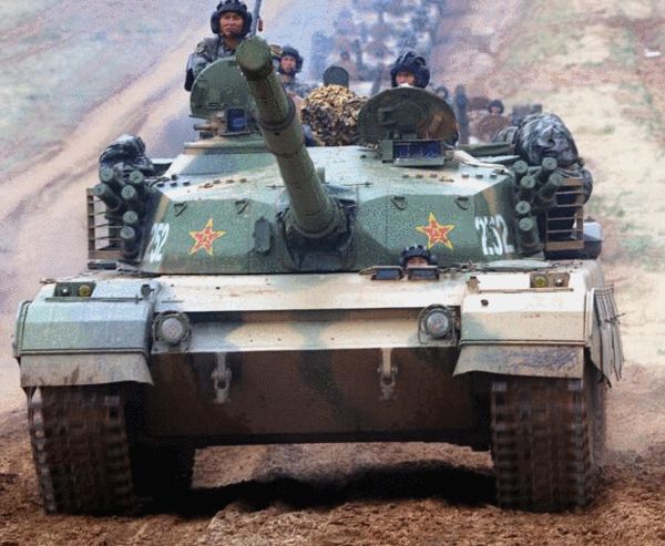 资料图:广州军区派出的部队装备96式坦克,擅长