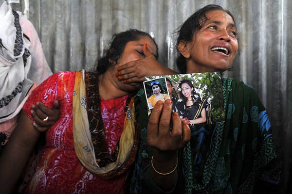2014年8月4日，孟加拉国达卡，妇女为在翻船事件中溺亡的遇难者哭泣。 IC 图