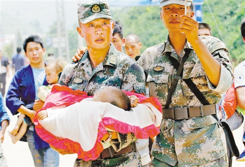 5级地震抗震救灾进入第三天,记者在震中云南鲁甸龙泉村看到,救援人员