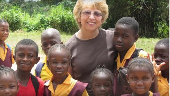 图为美国护士莱特博尔Nancy Writebol在利比里亚，与当地儿童在一起。