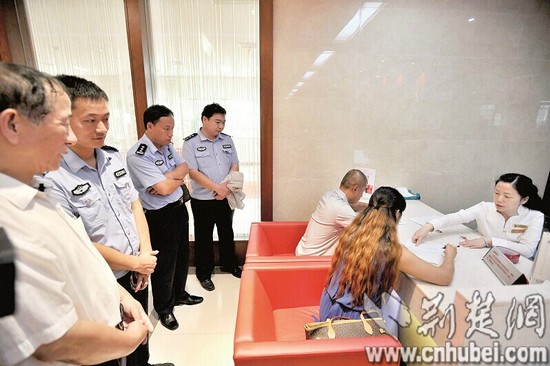 图为：昨日，武昌区民政局婚姻登记处，一名服刑人员和爱人领取了结婚证书。 记者魏铼摄