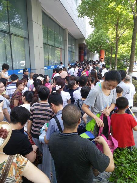1,8月5日,上海自贸区进口商品直销中心现场,接近100米的排队长龙.