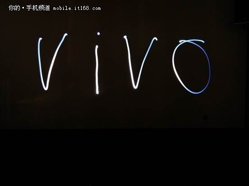 所以,这就要求我们事先准备2个东西,一是为了保证长曝光不抖动的手机三脚架,二是电光源(电筒、镭射笔、手机闪光灯等),当然为了效果,大家也可以准备一些彩色的薄纸,以便绘制彩色的图案。