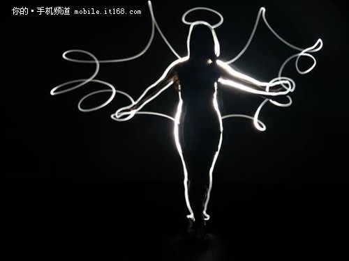 在多次的实验,掌握了光绘摄影的基本技巧之后,就可以开始进阶的玩一些比较有创意的玩法了,例如用不同颜色的薄纸遮住光源点,或直接用彩色的光源、烟花等道具,拍摄出不一样的创意颜色。