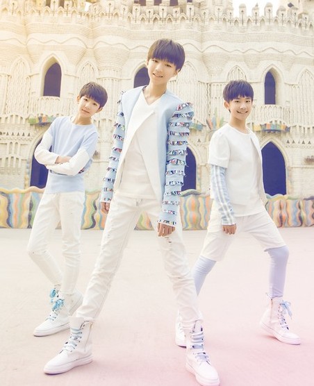 tfboys成立一年晒合影 引发十多万粉丝留言(组图)