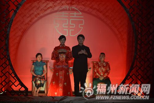 婚礼秀上，表演者正在为来宾表演隆重喜庆的中式婚礼的礼仪及流程