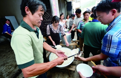 工作之余,尹家芳当起了志愿者,帮大家打饭