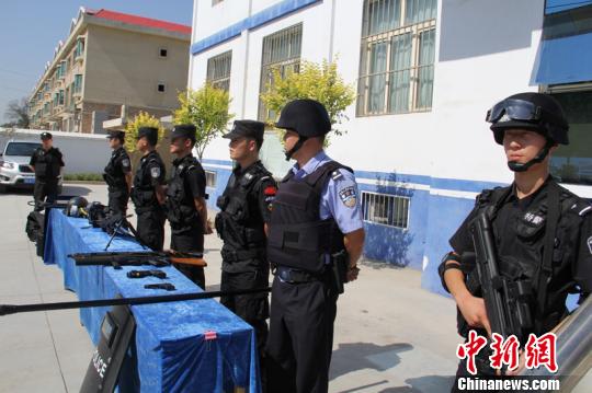 新疆兵团十二师公安办开放日 民众近距离感受警营(组图)