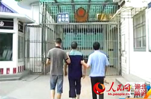 案犯刘华在亲人和民警护送下进入看守所