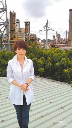 陈雅琳做高雄气爆特别报导，刻意爬上顶楼采访。 台湾《中国时报》图