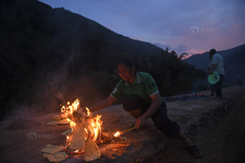 龙头山镇受灾群众烧纸钱祭奠逝者(高清组图)