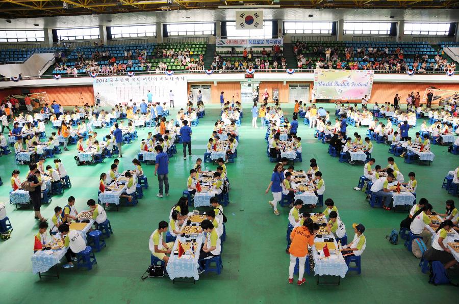 (体育)(1)围棋——韩国举办"国手山脉杯国际儿童围棋节"(图)图片