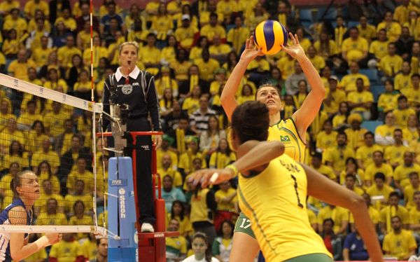 图文：巴西女排3-0俄罗斯 巴西队组织快攻