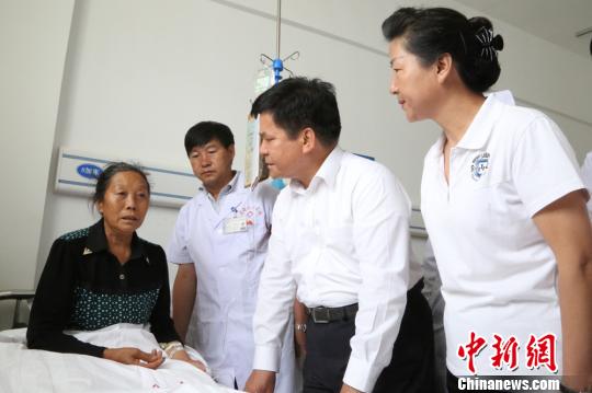 李纪恒在鲁甸中医院看望慰问龙头山镇龙泉村伤员欧明英。　李智　摄