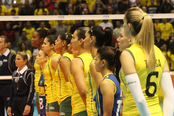 图文：巴西女排3-0美国 巴西队站一排