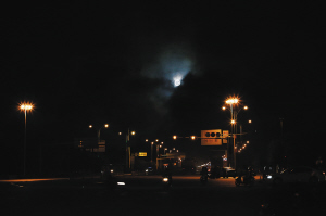 昨晚11点,昆明广福路的月亮,离超级月亮还有两个多小时 都市时报记者