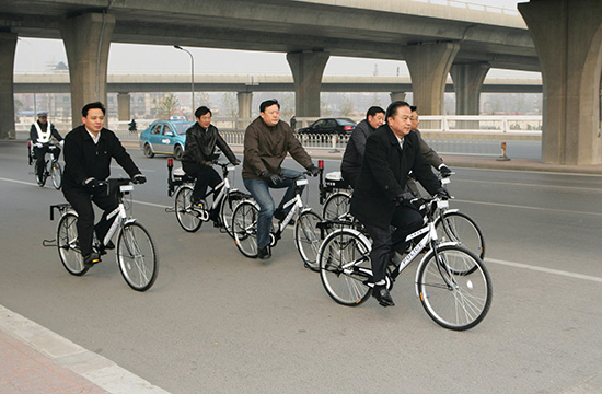 2010年11月27日,武长顺在天津骑自行车实地调研。