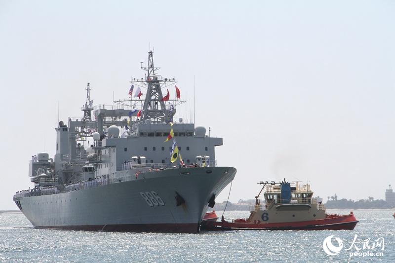 新型远洋综合补给舰千岛湖舰正在缓缓驶入美国圣迭戈港.