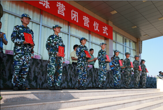 有力的报告,全国首届军事训练营闭营仪式在66481部队训练场如期举行