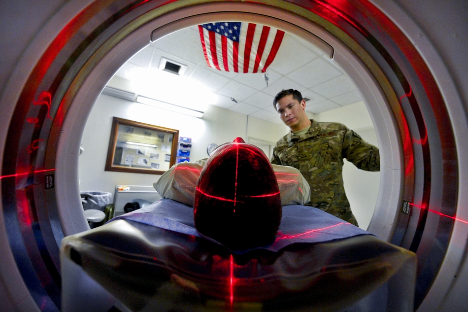 战区医院,一名美国空军飞行员正在做CT检查。