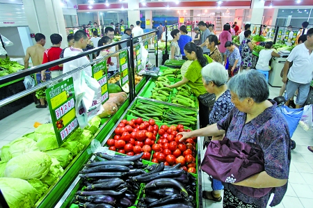 南岸区,市民在人道美菜市场内买菜.记者 唐浩 摄