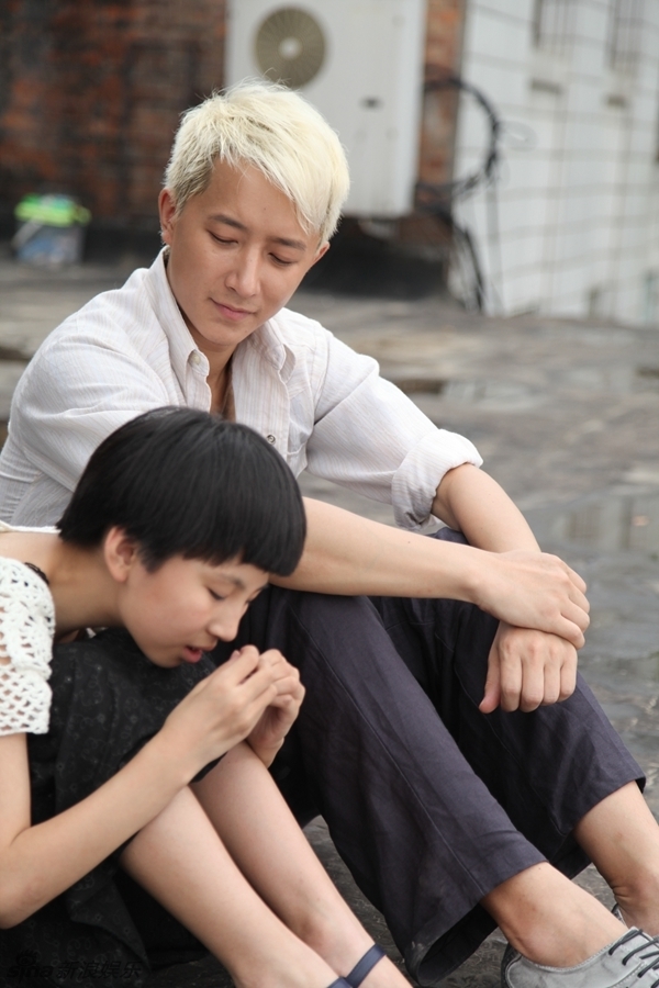 韩庚《有一天》电影挑战白发造型 与盲童温暖