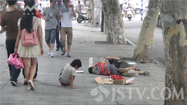 小孩长期流浪南京闹市街头 市民质疑谁来管(组图)