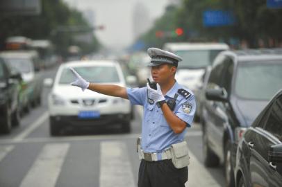 成都交警三分局民警钟鸣宇.