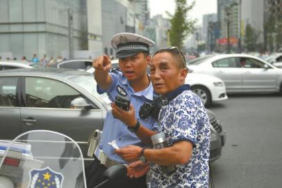 钟鸣宇为市民指路.