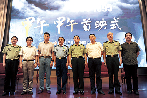 2014 年 7 月,刘亚洲上将(左四)参加电视文献片《甲午 甲午》的首映