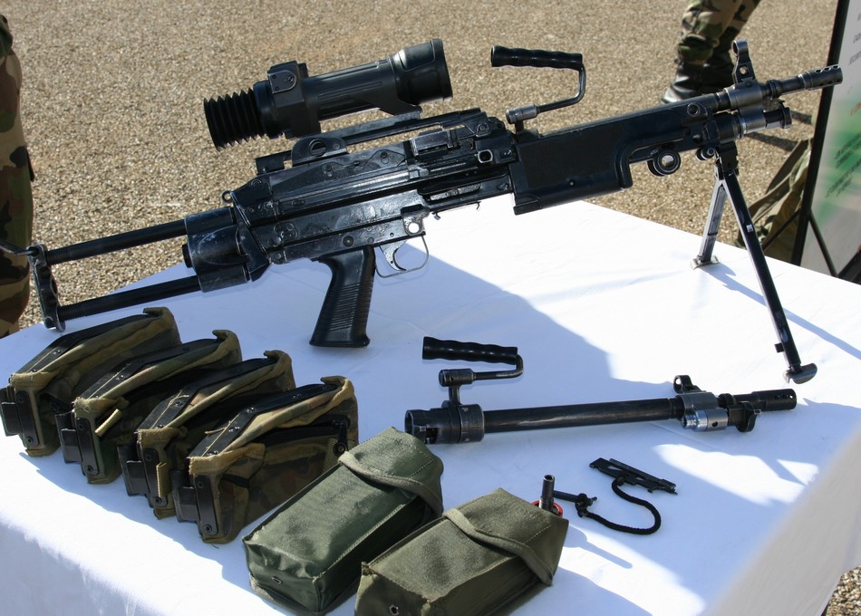 中国仿制推出的cs/lm8型的5.56毫米轻机枪