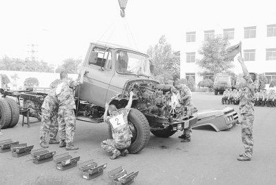 沈阳军区某汽车修理学兵大队学员进行汽车维修训练。 严玉葆摄